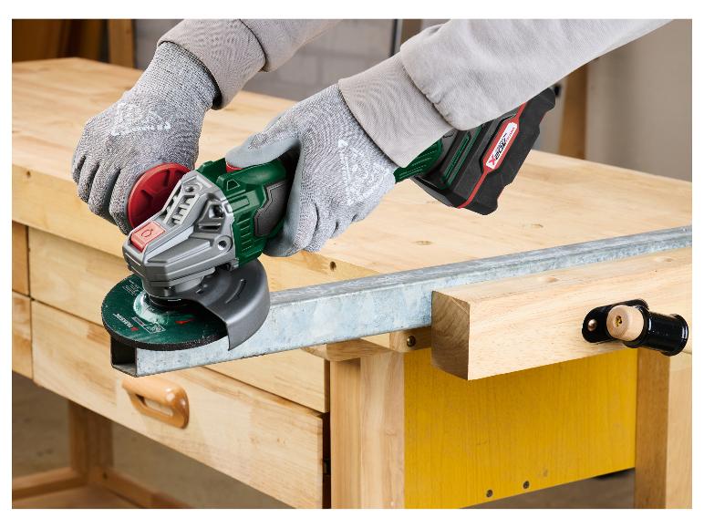 Person in Handschuhen benutzt einen Akku-Winkelschleifer, um eine Metallstange auf einer Werkbank zu schneiden.