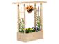 Holzpergola mit Hochbeet, Efeu, Blumen und einem Hängekorb.