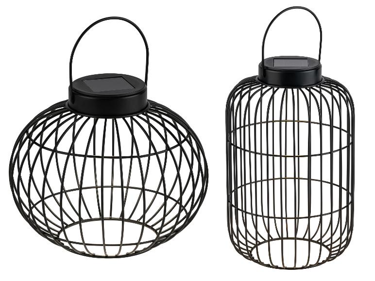 Zwei schwarze dekorative Solar-Laternen aus Metall, eine kugelförmige und eine zylindrische.