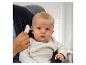 Elternteil misst die Temperatur des Babys mit einem Ohrthermometer.