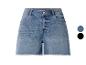 Blaue Jeans-Shorts mit ausgefransten Säumen und Metallknopf.
