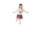 Kleines Mädchen in weißem „Dancing Ballerina“-Sweatshirt und burgunderfarbenem Tüllrock, in Ballettpose.