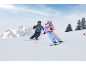 Zwei Kinderskifahrer in Winterjacken und -hosen auf einer verschneiten Piste.