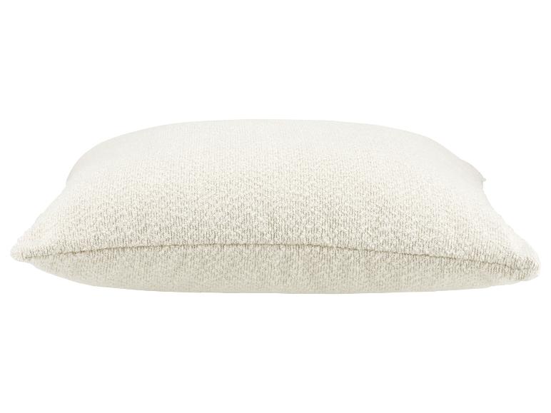 Ein rechteckiges Kissen aus cremefarbenem Stoff.