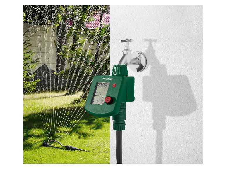 Bewässerungstimer an Außenwasserhahn angeschlossen, bewässert Rasen mit Sprinkler.