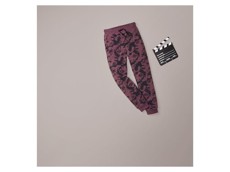 Bordeauxfarbene Jogginghose mit schwarzem Druck und einer Filmklappe.