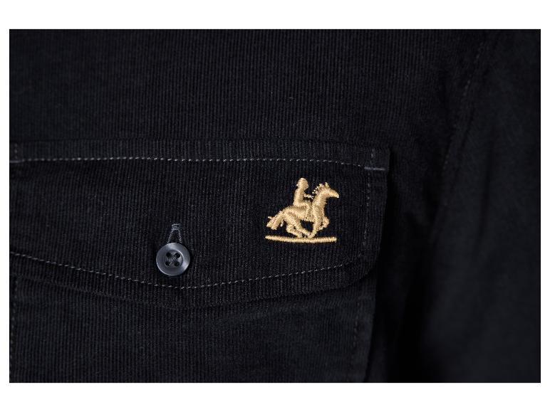 Nahaufnahme einer schwarzen Cordjacke mit einem gestickten Reiter auf einem Pferd.