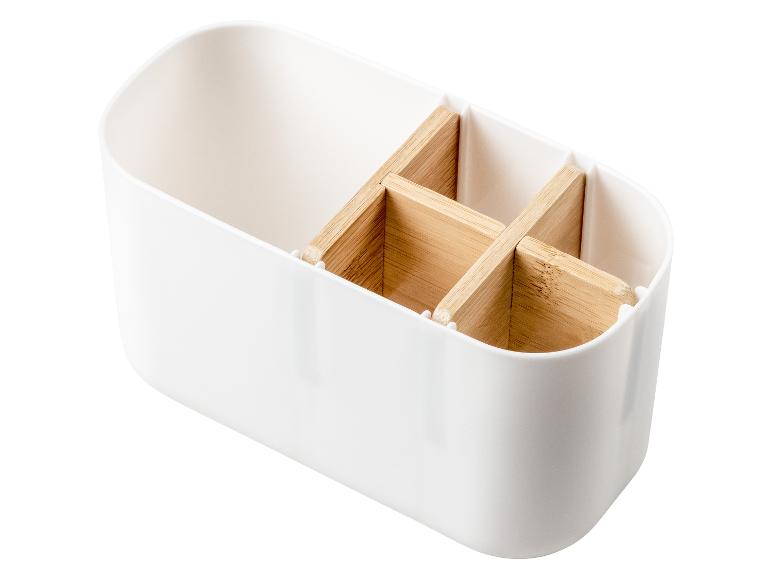 Ein weißer Besteckbehälter mit Holzeinsätzen.