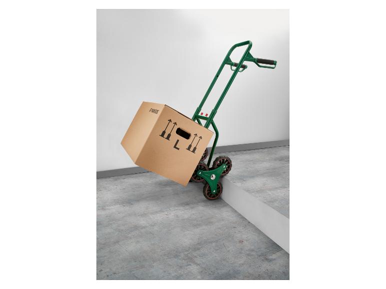 Grüne Sackkarre mit Parkside Kartonbox überwindet eine Stufe.