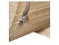 Detail eines Holzbalkens mit Metallband und Schrauben zur Befestigung.