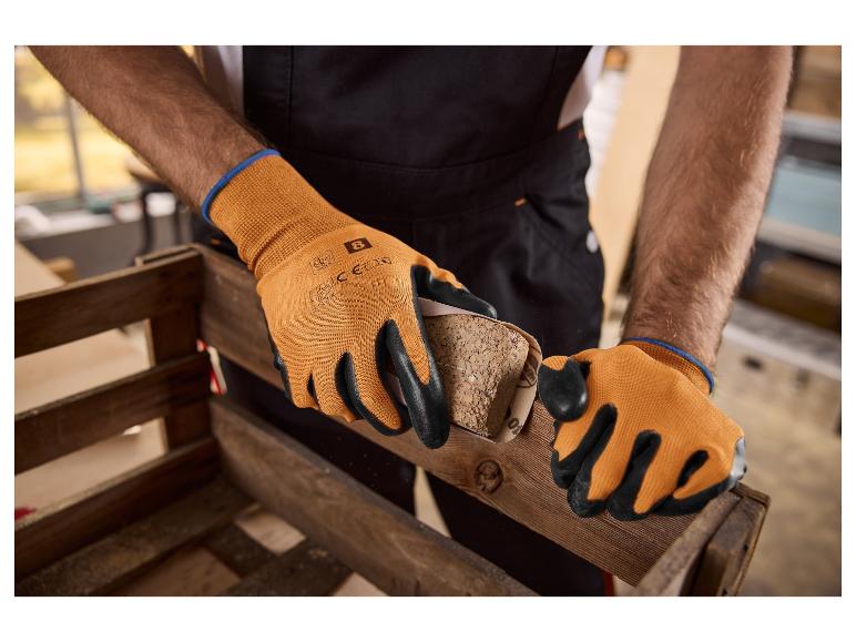 Hände in orangefarbenen Handschuhen schleifen eine Holzkiste mit einem Schleifklotz.