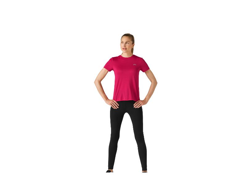 Frau in einem fuchsiafarbenen kurzärmeligen Sporttop und schwarzen Leggings.