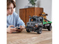 Ein Kind betrachtet ein LEGO Technic Mercedes-Benz Unimog U 5000 Modell.