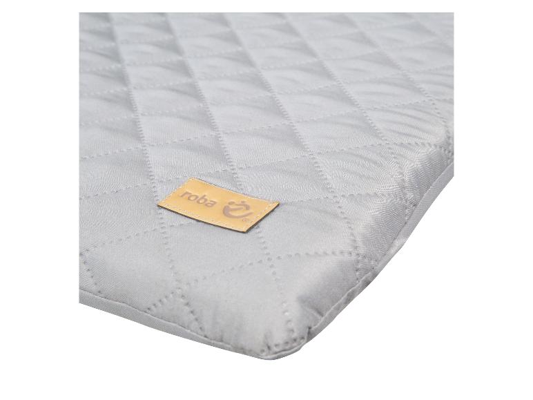 Hellgraues gestepptes Kissen mit braunem „roba“-Etikett.