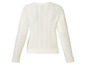 Ein weißer Pullover mit langen Ärmeln und Zopfmuster.