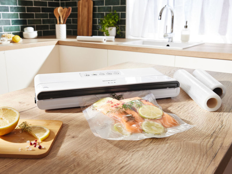 Eine Silvercrest Vakuumiermaschine mit frischem Lachs in einem Vakuumbeutel.