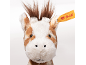 Kopf einer Plüschgiraffe mit gelbem Ohrstecker auf weißem Hintergrund.
