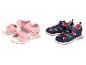 Zwei Paar Kindersandalen: rosa Klettverschluss-Sandalen und marineblau-rosa Sportsandalen.