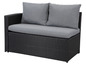 Eine schwarze Wicker-Ecksofa mit grauen Kissen.