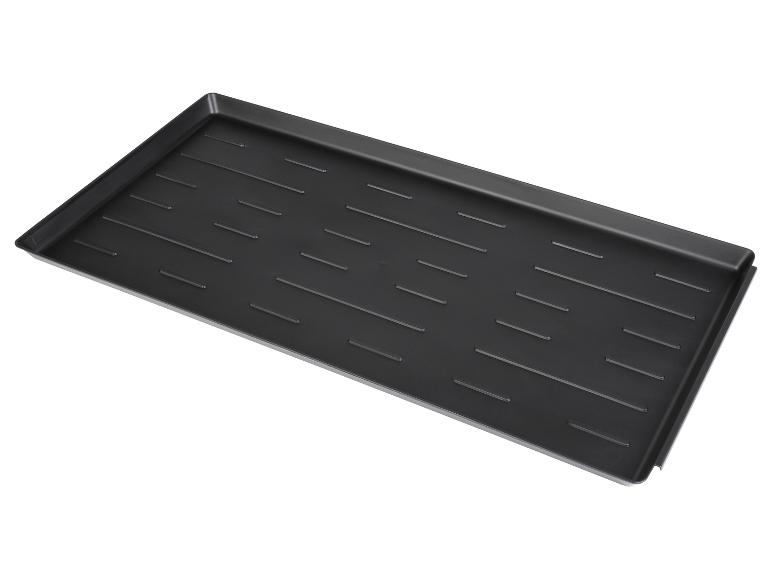 Schwarze Kunststoffwanne für das Auto.