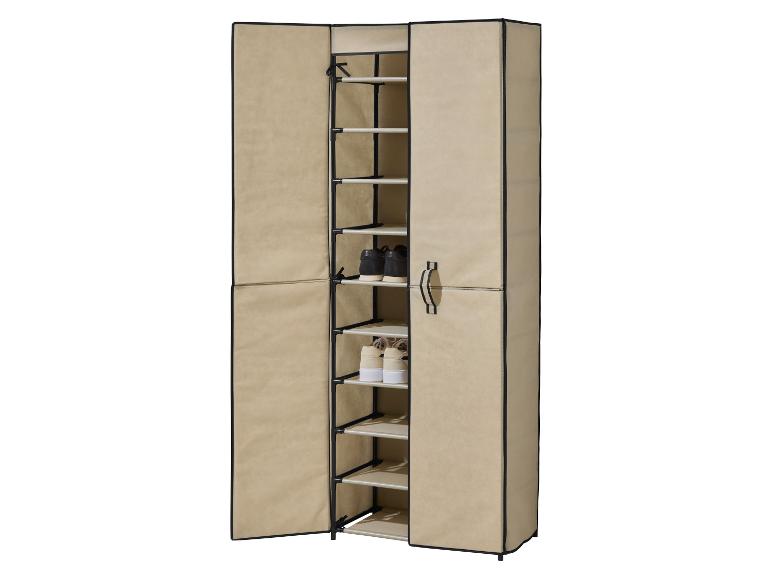 Beiger Schuhschrank mit offenen Türen, der Regale und einige Paar Schuhe zeigt.