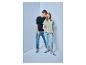 Ein Mann und eine Frau tragen T-Shirts und Jeans, mit einer Hand auf der Schulter des anderen.