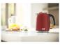 Ein roter Wasserkocher von Russell Hobbs auf einer weißen Arbeitsplatte.