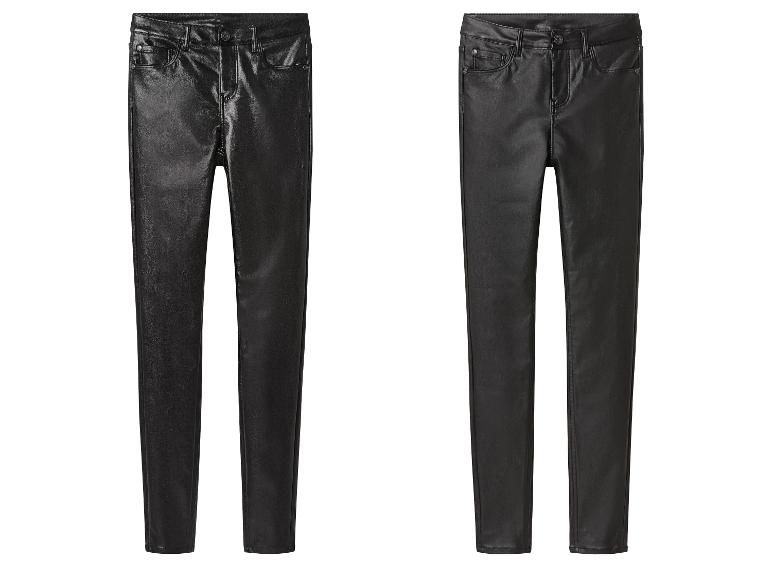 Zwei Paar schwarze, glänzende Hosen in Lederoptik, von vorne gezeigt.