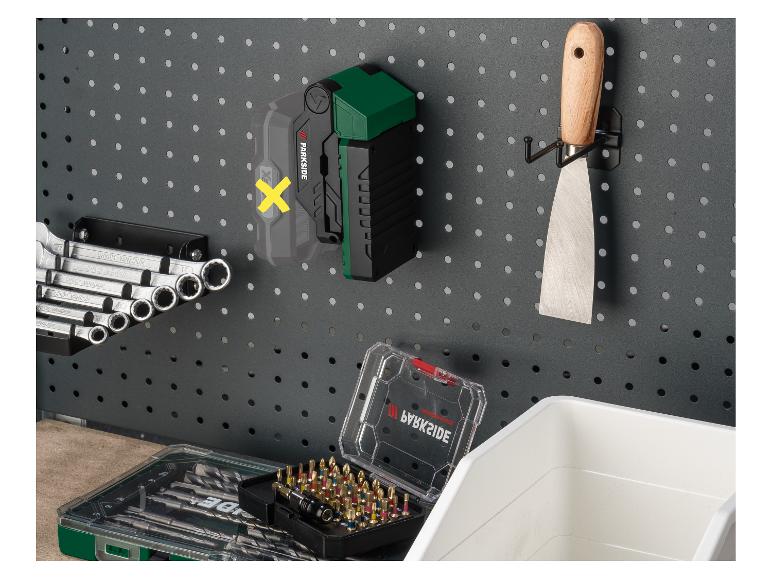 Lochwand mit Werkzeugen: Akku, Schraubenschlüssel, Spachtel und Bohrer-Sets.