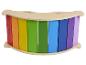 Eine bunte Holz-Regenbogenwippe mit einem Naturholzrahmen.