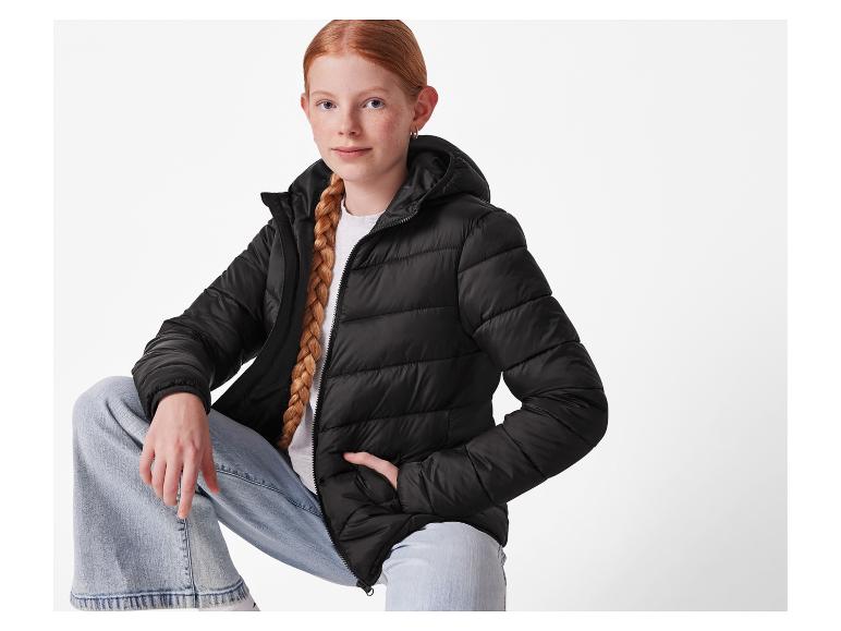 Mädchen in schwarzer Daunenjacke.