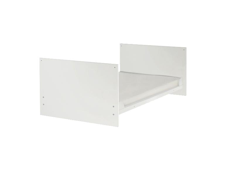 Einfaches weißes Kinderbett mit Matratze, ideal für ein Kinderzimmer.