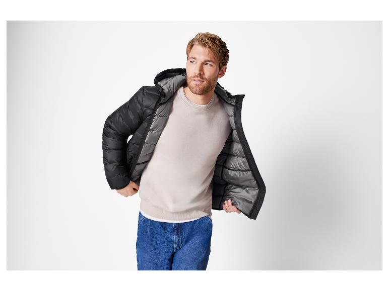 Mann in schwarzer Jacke mit Kapuze.