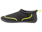 Schwarze Wasserschuhe mit grünen Akzenten.