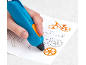 Hand benutzt einen blauen 3D-Druckstift, um ein orangefarbenes Fahrradrad auf Papier zu zeichnen.