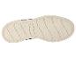 Beige Sportschuhsohle mit Rautenmuster und geschwungenen Linien.