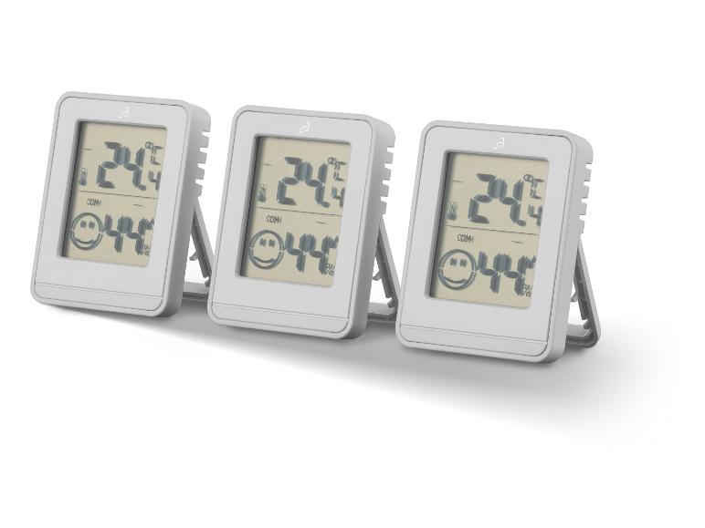 Drei digitale Thermometer zeigen Temperatur und Luftfeuchtigkeit an.