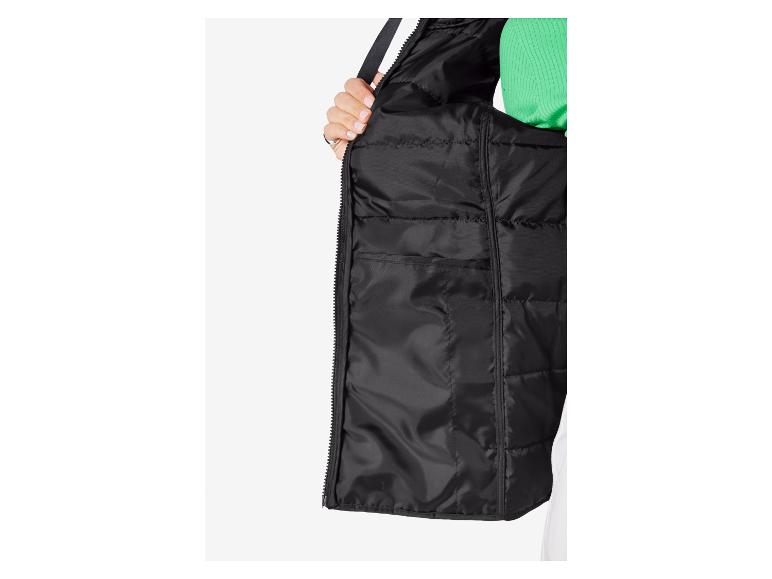 Eine schwarze Winterjacke mit offenem Reißverschluss, die das Futter zeigt.