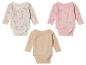 Drei langärmelige Baby-Bodys: einer mit Giraffen-Print, einer mit Schildkröten-Print und einer einfarbiger in Beige.