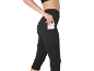 Frau in schwarzen Sportleggings mit Seitentasche, weiße Karte in der Tasche