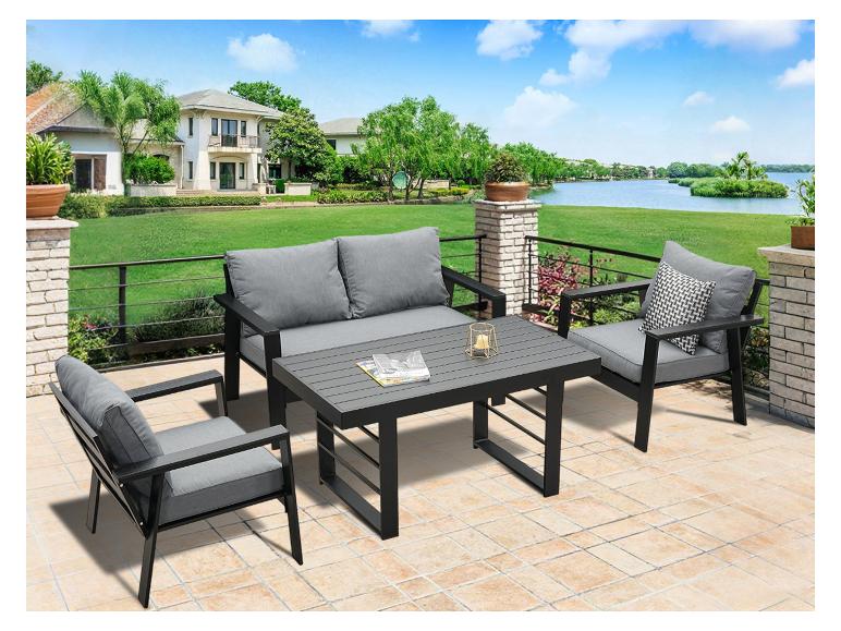 4-teiliges Terrassen-Set mit Sofa, zwei Stühlen und Couchtisch auf einer Terrasse mit Seeblick.