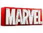 Marvel-Logo aus roten und weißen LEGO-Steinen gebaut.