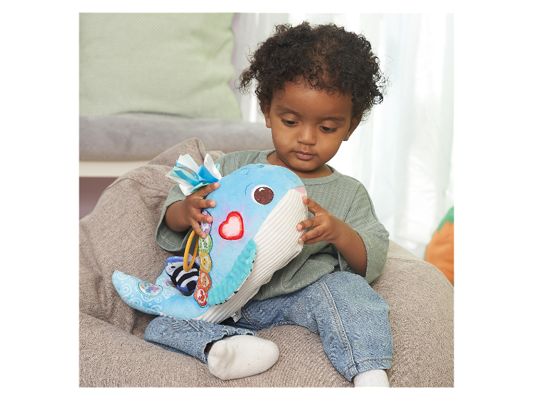 Kleinkind spielt mit einem VTech-Wal-Spielzeug.