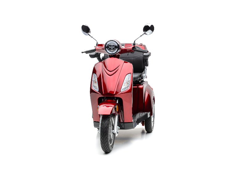 Ein glänzender roter Scooter, isoliert auf weißem Hintergrund.