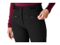 Frau in schwarzer Skihose mit Reißverschluss an der Tasche.