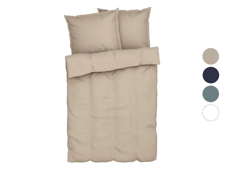 Beige Bettwäsche-Set mit Kissen.
