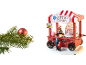 Weihnachtsbaum mit roter Kugel und hölzerner Zuckerwattewagen mit Figuren.