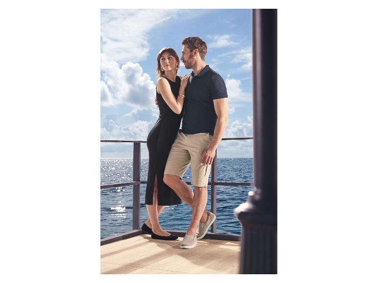 Eine Frau im ESMARA Damen gerippten Midi-Kleid in Schwarz mit einem Mann auf einem Deck.