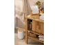 Badezimmerschrank mit Spiegel, Toilettenartikeln und Handtüchern in Naturholzoptik.
