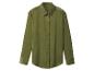 Olivgrünes Langarmhemd mit Knöpfen auf weißem Hintergrund.